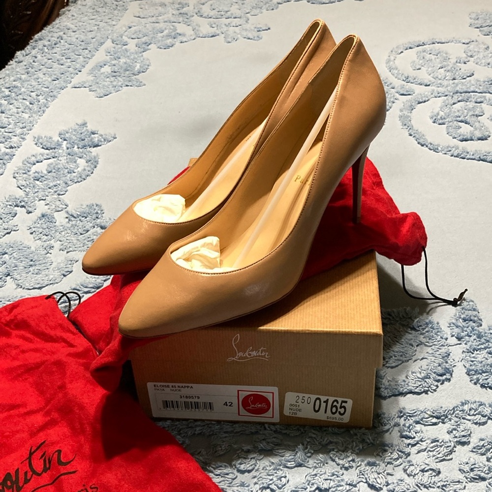 Louboutin that’s never been worn. Size 42/12B nude.